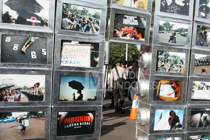 Aktivis Jaringan Solidaritas Korban Untuk Keadilan (JSKK) melakukan aksi Kamisan ke-477 dengan menggelar pameran foto di depan Istana Merdeka, Jakarta.
