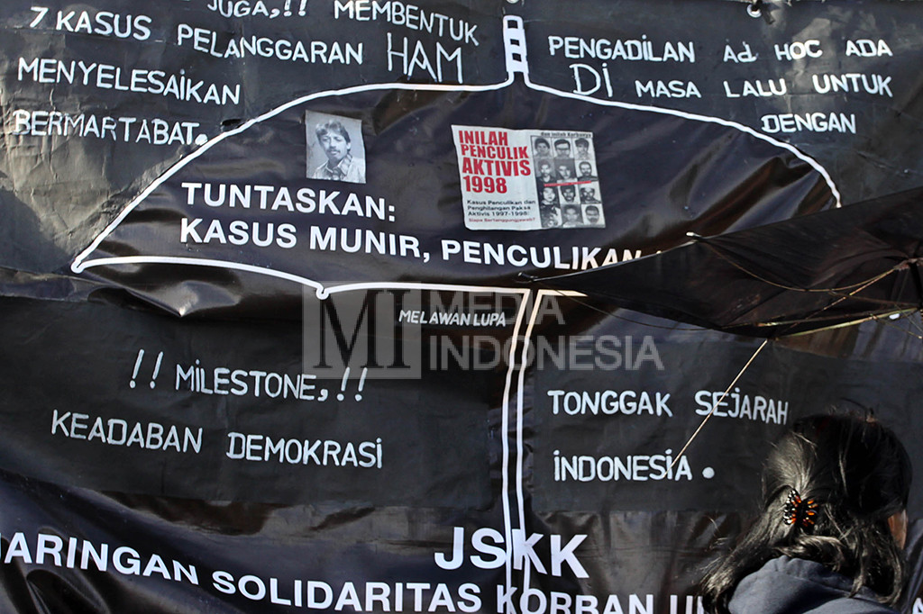 Aktivis Jaringan Solidaritas Korban Untuk Keadilan (JSKK) melakukan aksi Kamisan ke-477 dengan menggelar pameran foto di depan Istana Merdeka, Jakarta.
