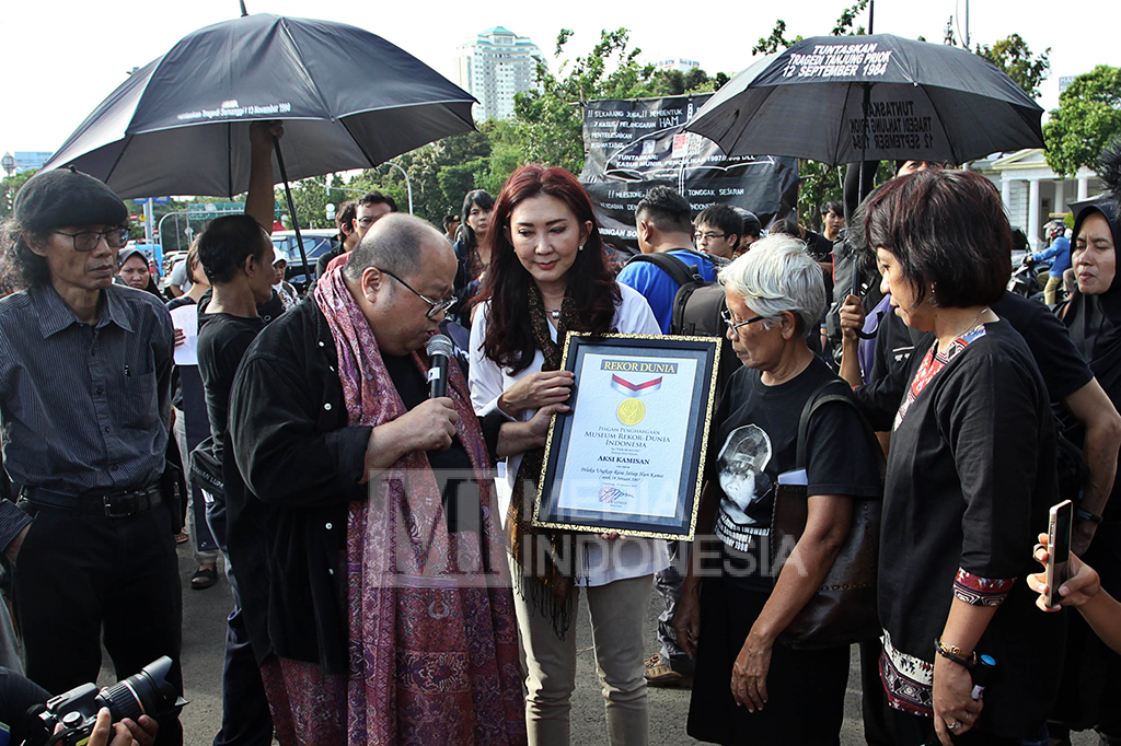 Orangtua dari BR Norma Irmawan, Sumarsih (kedua kanan) dan Istri aktivis HAM Munir Said Thalib, Suciwati (kanan) menerima piagam muri dari Museum Rekor Indonesia Jaya Suprana (kedua kiri).