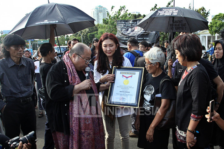 Orangtua dari BR Norma Irmawan, Sumarsih (kedua kanan) dan Istri aktivis HAM Munir Said Thalib, Suciwati (kanan) menerima piagam muri dari Museum Rekor Indonesia Jaya Suprana (kedua kiri).