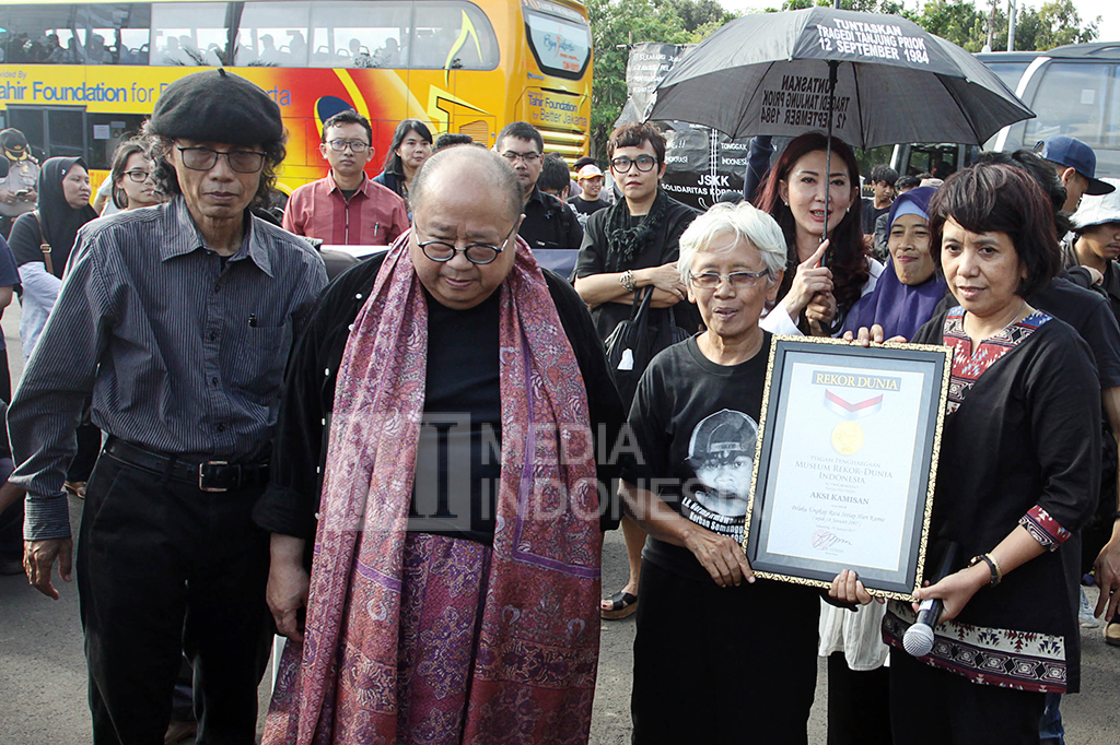 Istri aktivis HAM Munir Said Thalib, Suciwati (kanan) menerima piagam muri dari Museum Rekor Indonesia Jaya Suprana (kedua kiri).