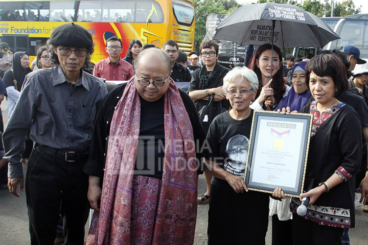 Istri aktivis HAM Munir Said Thalib, Suciwati (kanan) menerima piagam muri dari Museum Rekor Indonesia Jaya Suprana (kedua kiri).