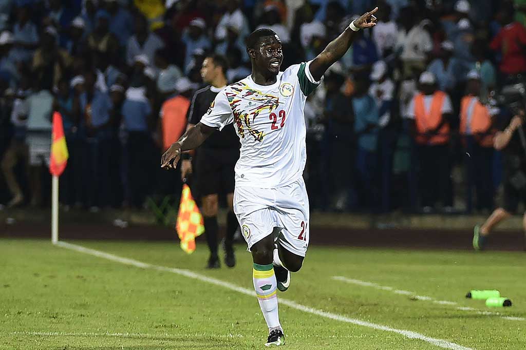 Tendangan bebas melengkung Henri Saivet empat menit kemudian menggandakan keunggulan Senegal.