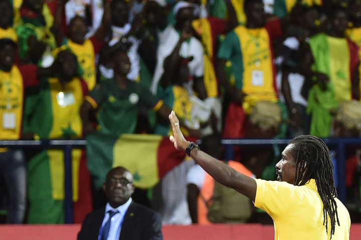 Pelatih Senegal Aliou Cisse melambaikan tangan kepada para suporter.