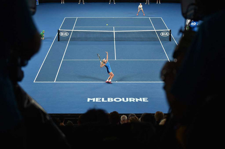 Petenis AS Coco Vandeweghe melancarkan servis ke arah lawannya  Eugenie Bouchard pada babak ketiga Australia Terbuka di Melbourne, Kamis.