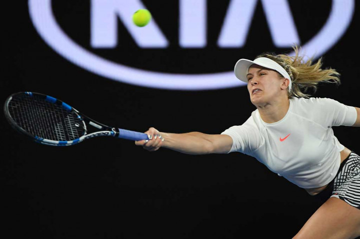 Bouchard bersusah payah mengembalikan bola ke arah Vandeweghe.