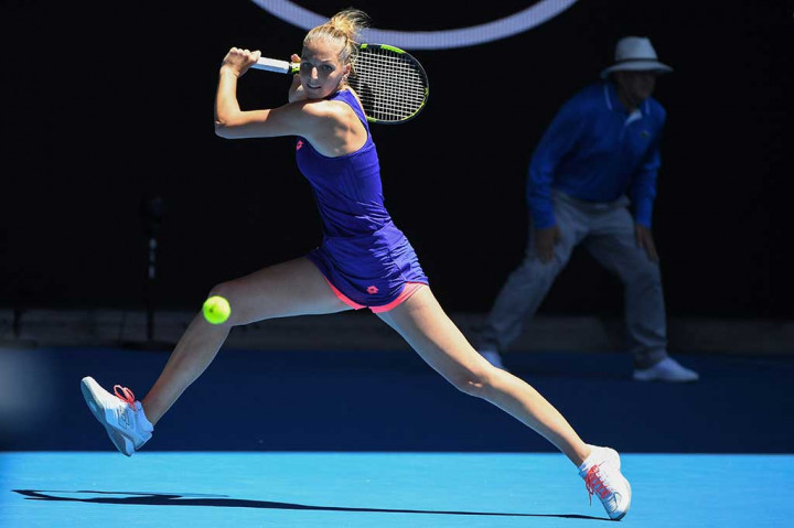 Pliskova berusaha mengembalikan bola ke arah Kerber.