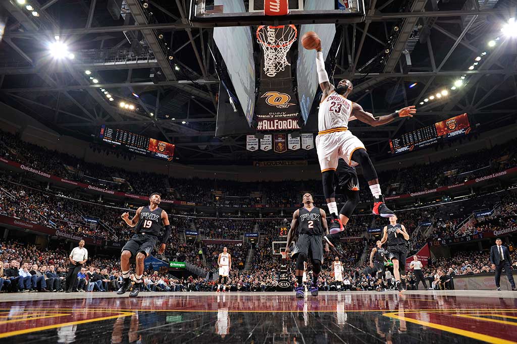 Forward Cleveland Cavaliers LeBron James kembali melakukan dunk ke jaring Phoenix Suns pada lanjutan laga NBA, Jumat.