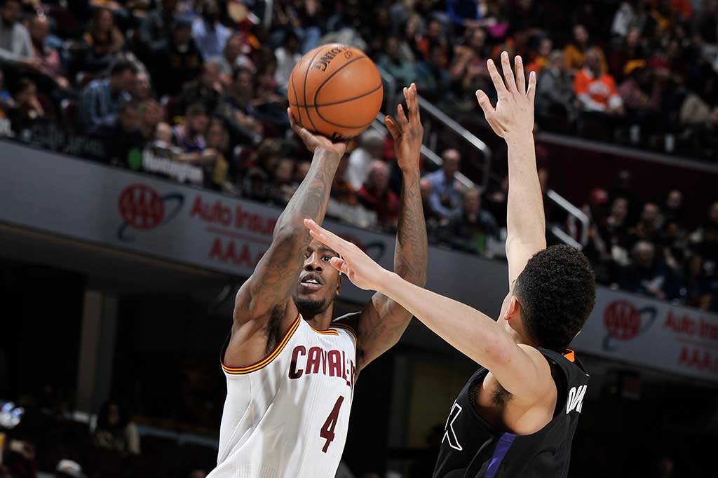 Dan Iman Shumpert menambah 17 poin.