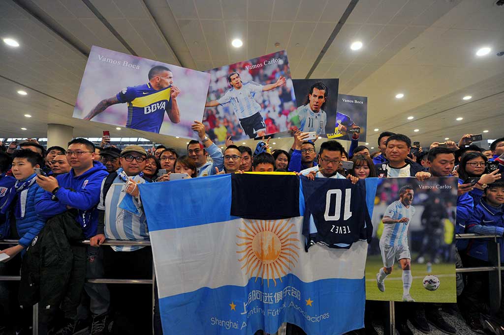 Ratusan penggemar dengan berbagai poster bergambar Carlos Tevez dengan sabar menunggu idola mereka tersebut di Bandara Internasional Pudong, Shanghai, Kamis waktu setempat.