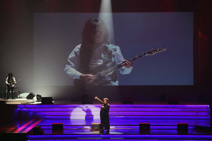 Penyanyi era 80-an Achmad Albar (kanan) dan gitaris Ian Antono menunjukkan kebolehannya dalam pertunjukan drama musikal 'Nostalgia SMA the 80's Are Back di JCC, Jakarta, Jumat.