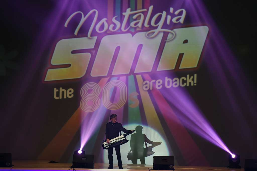 Penyanyi era 80-an Fariz RM menunjukkan kebolehannya dalam pertunjukan drama musikal 'Nostalgia SMA the 80's Are Back'.