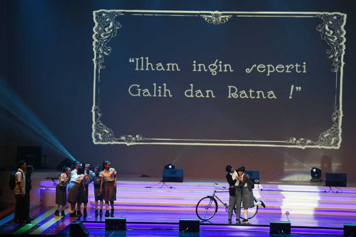 Sejumlah penampil menunjukkan kebolehannya dalam pertunjukan drama musikal 'Nostalgia SMA the 80's Are Back'.