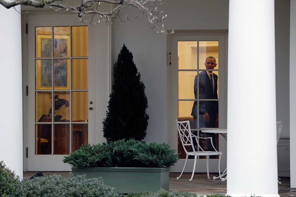 Presiden AS Barack Obama bergegas keluar dari Ruang Oval Gedung Putih, Washington DC untuk menyambut calon penggantinya Donald Trump. AP/Evan Vucci