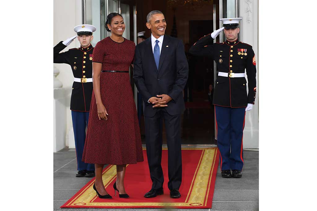 Obama dan Michelle dengan senyum mengembang menyambut calon penggantinya Trump. AFP/Jim Watson