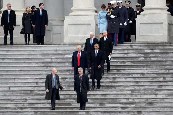 Presiden AS Donald Trump mengantarkan keberangkatan mantan Presiden Barack Obama, di Capitol Hill, Washington.