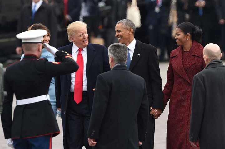 Trump bersama istri Melania bercengkerama dengan Obama dan istri Michelle.