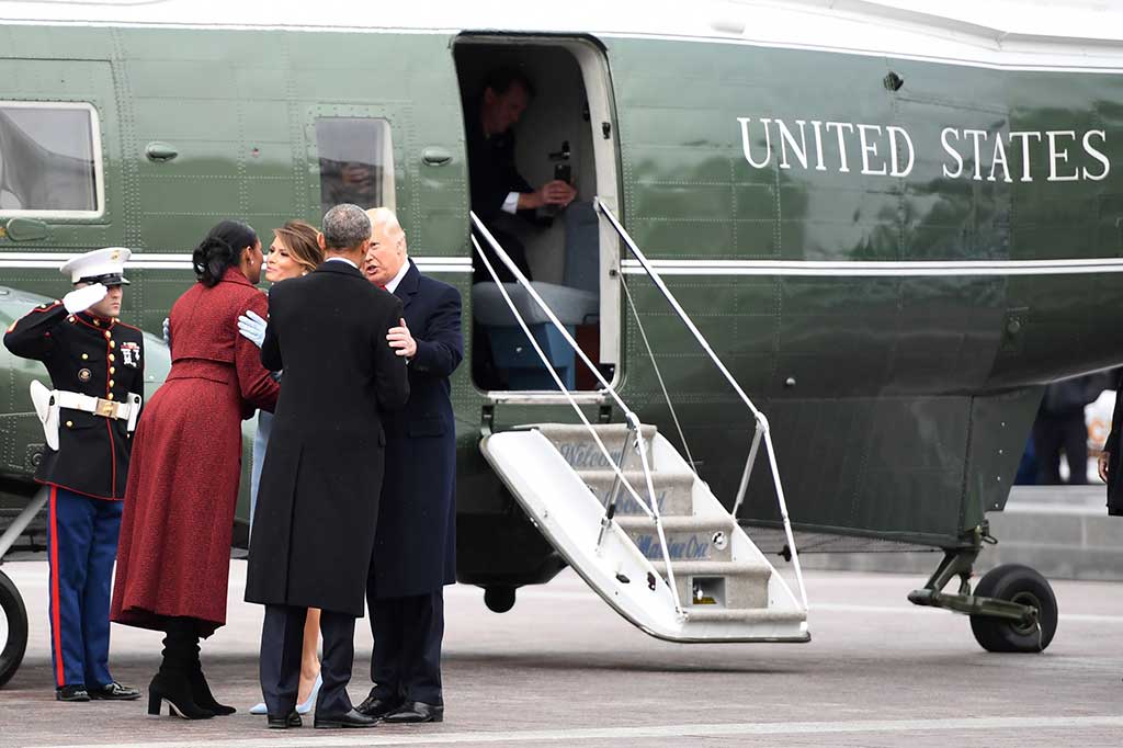Obama dan Istri kemudian berpamitan kepada Trump dan Melania menuju California.