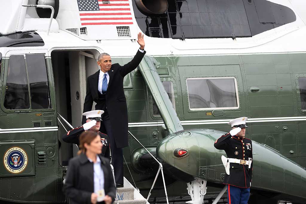 Obama melambaikan tangan dari tangga helikopter kepresidenan.