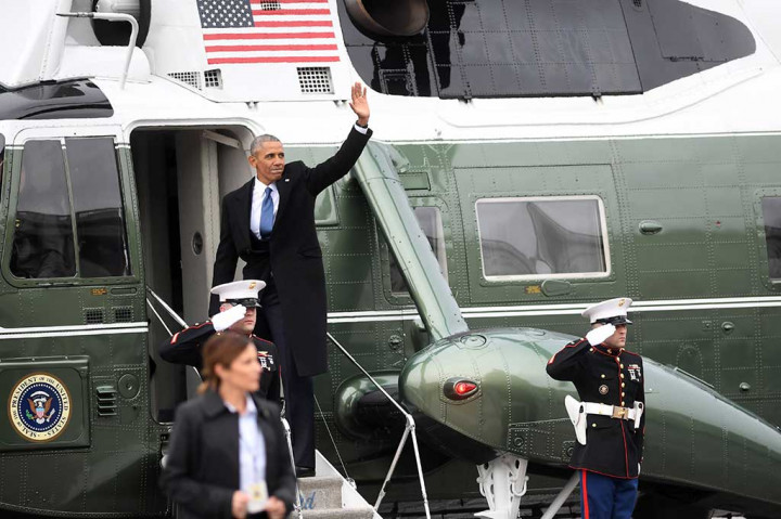 Obama melambaikan tangan dari tangga helikopter kepresidenan.