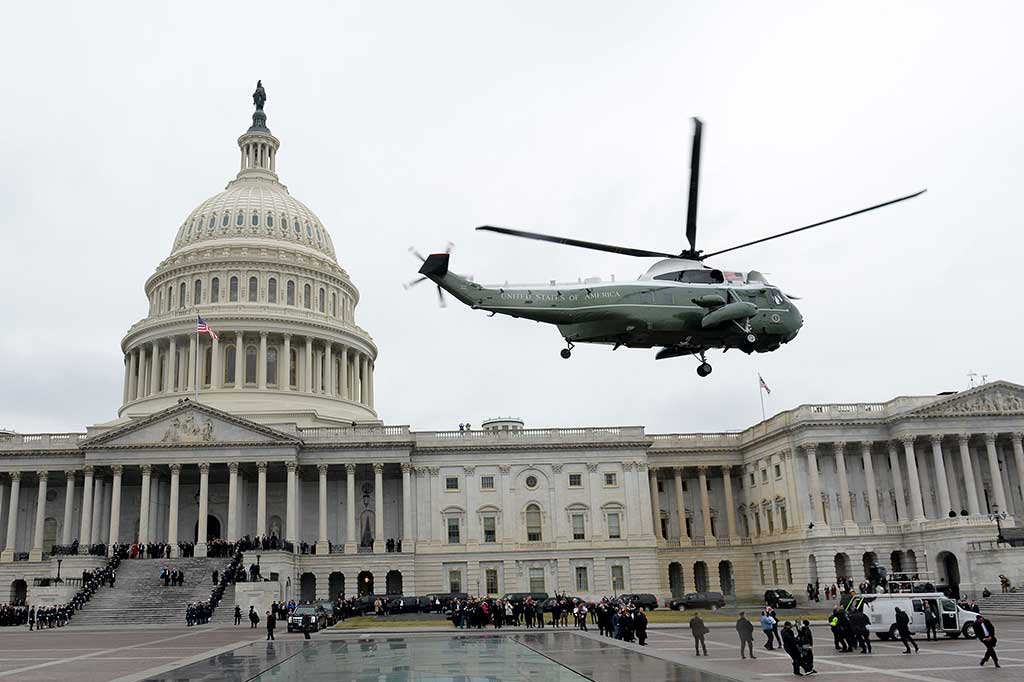 Obama dan Michelle kemudian menaiki helikopter kepresidenan untuk terakhir kalinya, dan meninggalkan Washington DC menuju California.