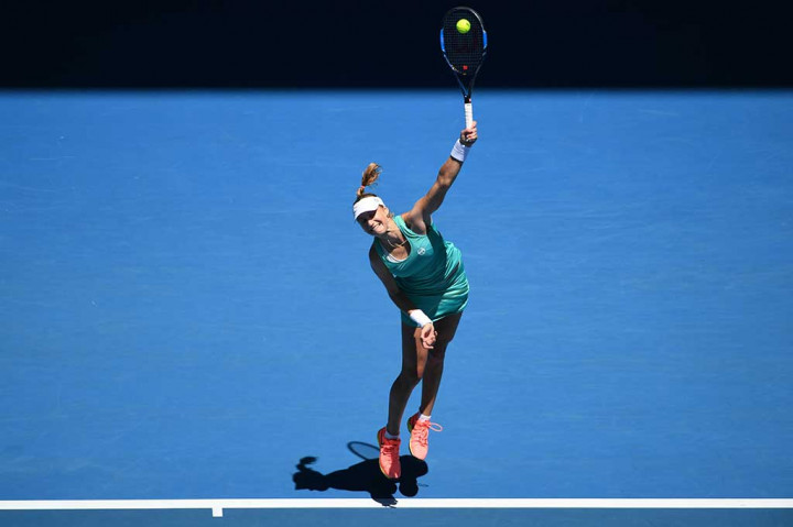 Ekaterina Makarova melancarkan servis ke arah Dominika Cibulkova.