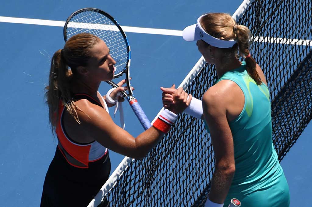 Makarova mendapat ucapan selamat dari Cibulova.