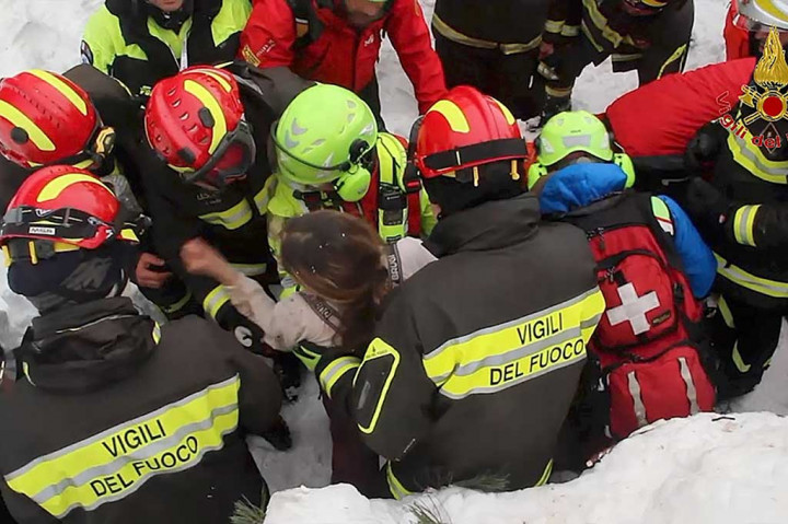 Tim SAR juga menyelamatkan seorang perempuan dari Hotel Rigopiano yang runtuh dihantam longsoran salju.