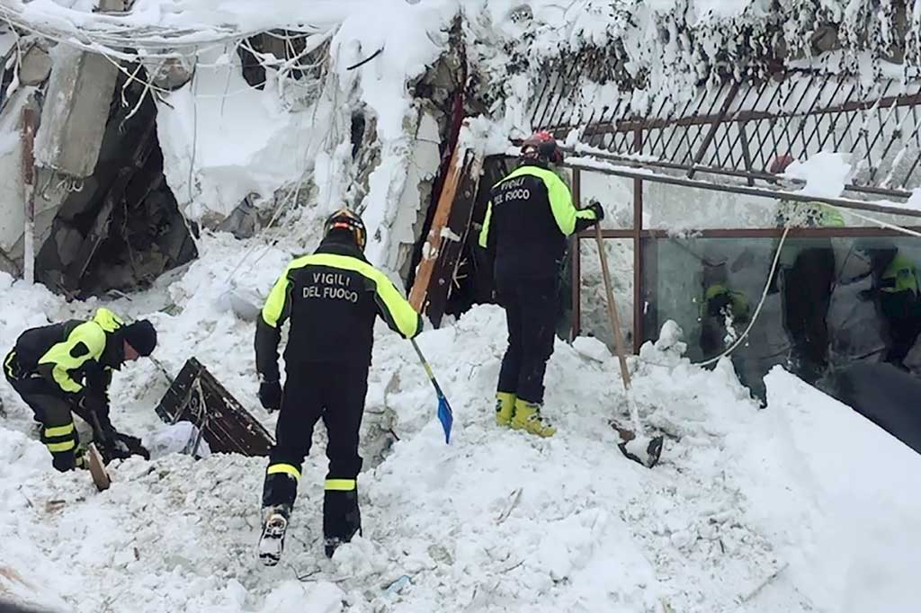 Tim SAR saat ini berpacu dengan waktu untuk menyelamatkan sekitar 20 tamu hotel lainnya di bawah longsoran salju tebal.
