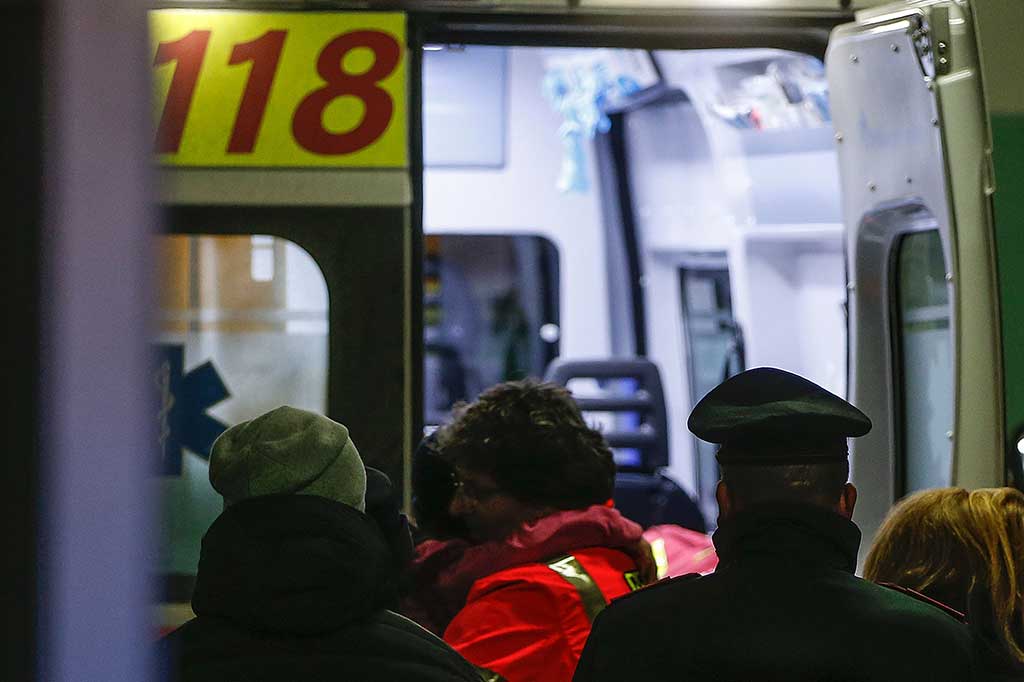 Tim SAR tiba bersama tiga anak yang diselamatkan dari longsoran salju di Hotel Rigopiano di RS Pescara Central, Pescara.