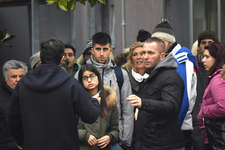 Sementara keluarga dan teman-teman berkumpul di luar RS Pescara Central sambil menunggu kabar kerabat mereka yang diduga masih terkubur di Hotel Rigopiano.