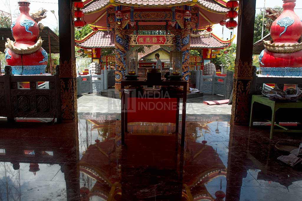 Umat Tridharma Bersih-bersih Kelenteng Boen Tek Bio