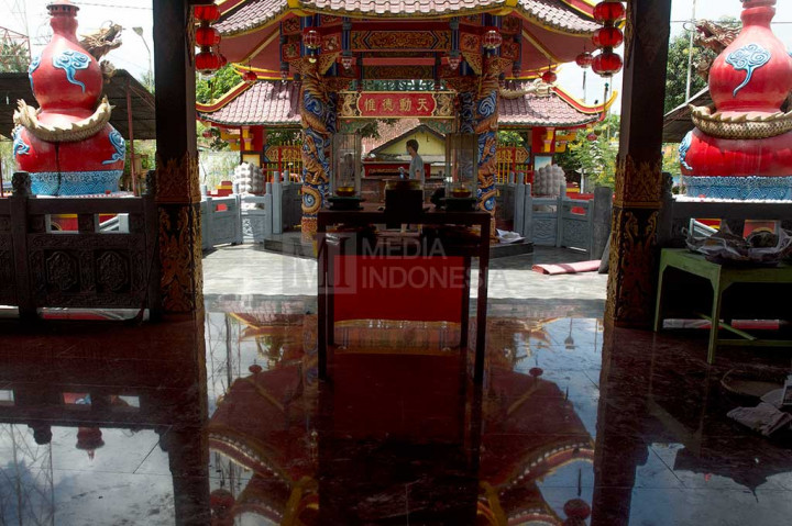 Umat Tridharma Bersih-bersih Kelenteng Boen Tek Bio