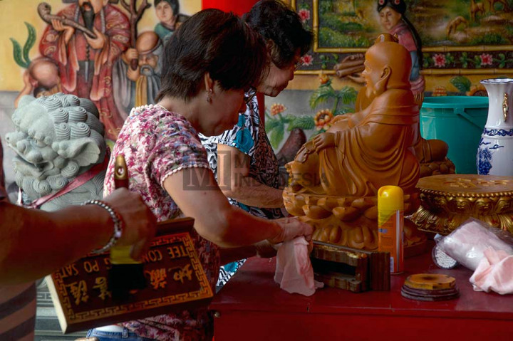 Umat Tridharma Bersih-bersih Kelenteng Boen Tek Bio