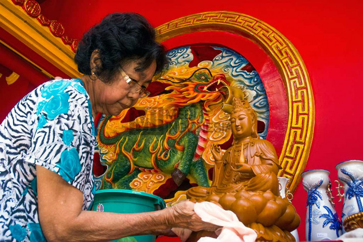 Umat Tridharma Bersih-bersih Kelenteng Boen Tek Bio