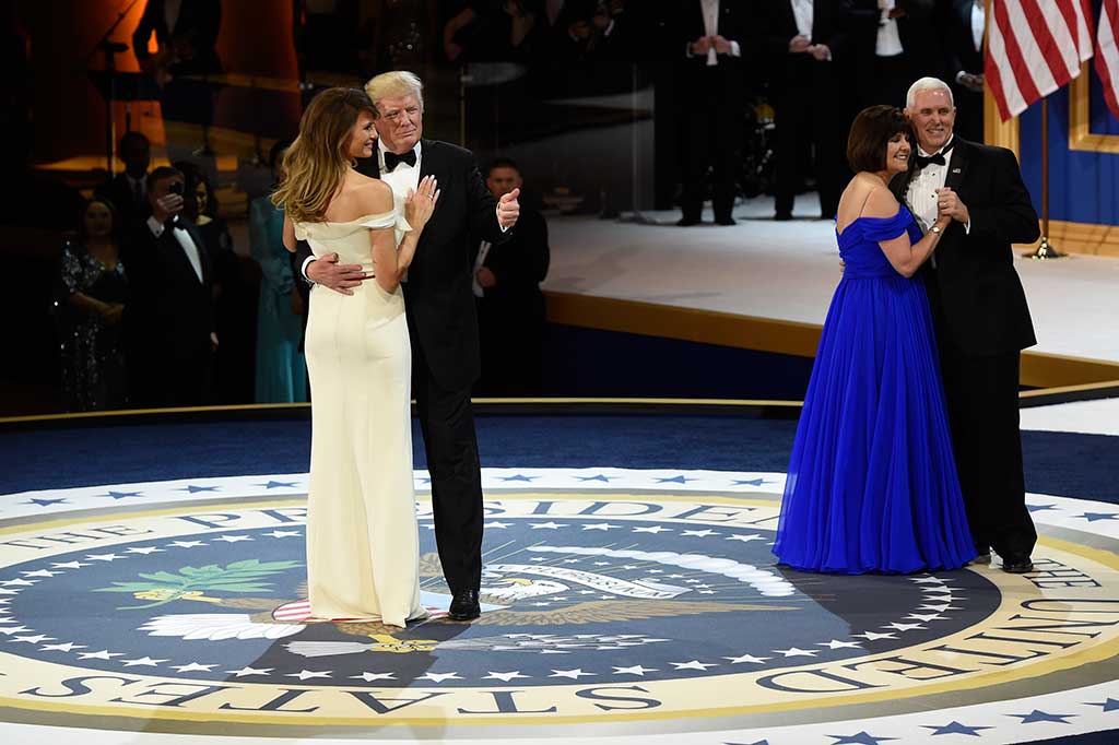 Wapres AS Mike Pence dan istri Karen pun ikut turun berdansa.