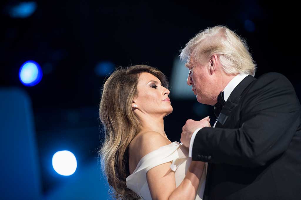 Kemesraan terpancar saat Trump dan Melania berdansa.