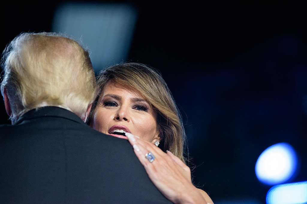Kemesraan terpancar saat Trump dan Melania berdansa.