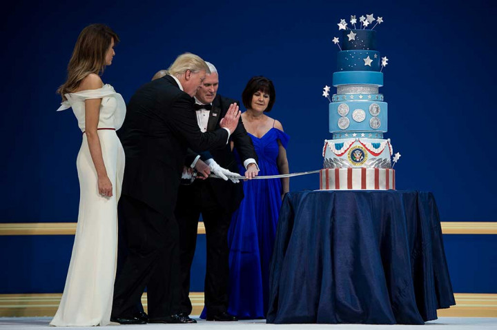 Usai berdansa, Trump dan Pence memotong kue disaksikan istri masing-masing.