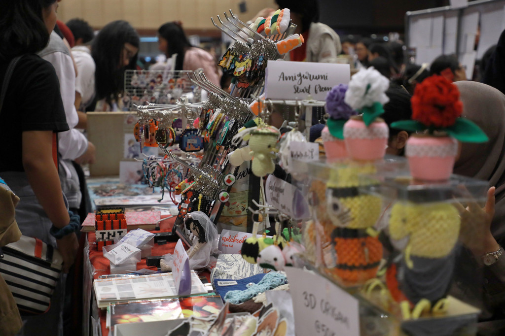 Pernak-pernik yang dijual di Comifuro 8