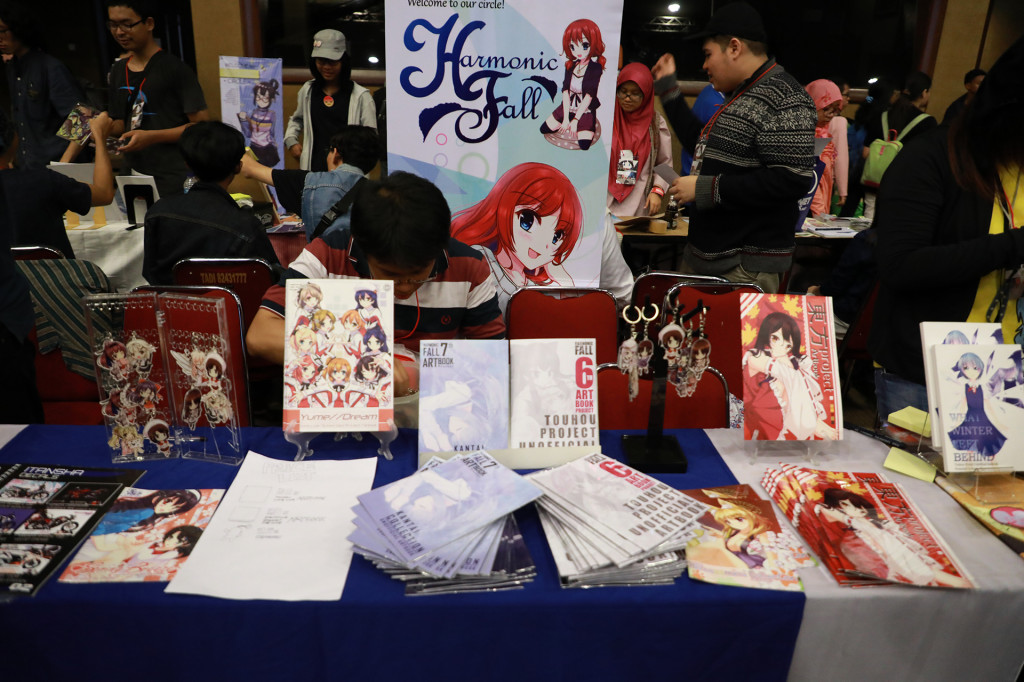 Pernak-pernik yang dijual di Comifuro 8