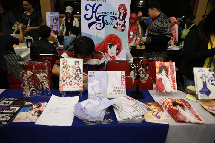 Pernak-pernik yang dijual di Comifuro 8