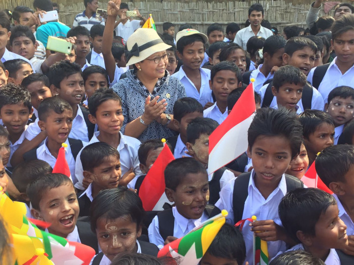 Mayoritas warga Rakhine memeluk agama Islam. Di wilayah ini beberapa kali terjadi konflik komunal yang bercampur dengan isu politik.