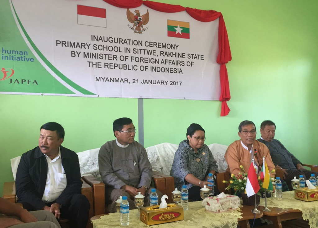 Menlu Retno bersama perwakilan pemerintah Myanmar menyampaikan keterangan kepada pers. Dua bulan ini sudah tiga kali Menlu Retno ke Myanmar.