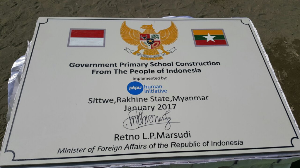 Menlu Retno atas nama Pemerintah RI meresmikan penggunaan dua gedung SD yang dibangun Pos Keadilan Peduli Umat (PKPU).