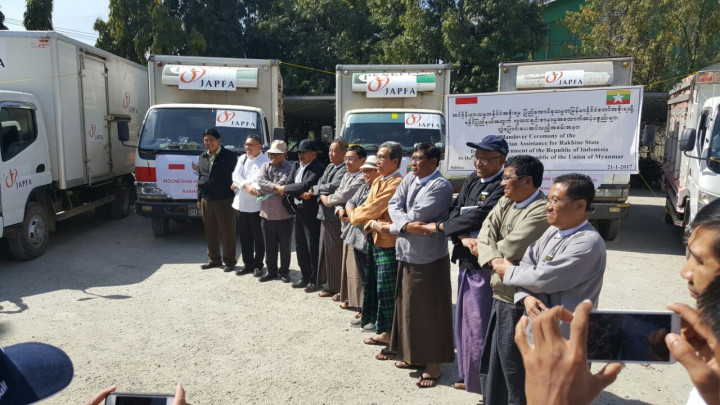 Sekaligus dengan diresmikannya penggunaan dua SD, Menlu Rini juga menyerahkan bantuan kemanusiaan dari masyarakat Indonesia untuk Myanmar.