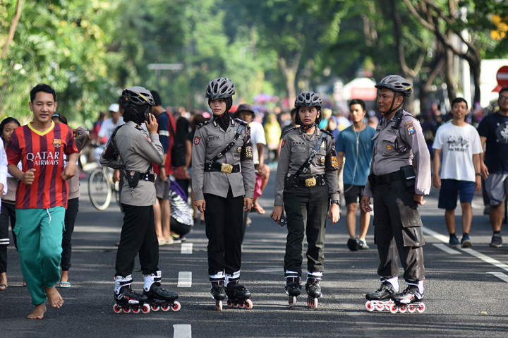 Empat orang anggota Satsabhara Polrestabes Surabaya menggunakan sepatu roda dalam hari bebas kendaraan bermotor di Raya Darmo, Surabaya, Jawa Timur.