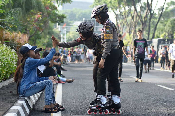 Dua orang Polwan)Satsabhara Polrestabes Surabaya  menggunakan sepatu roda saat berinteraksi dengan masyarakat ketika patroli.