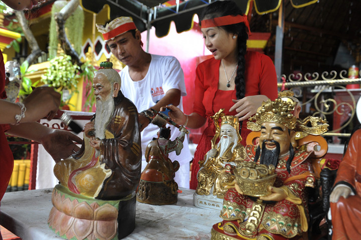Jelang Imlek, Warga Tionghoa Bersihkan Rupang