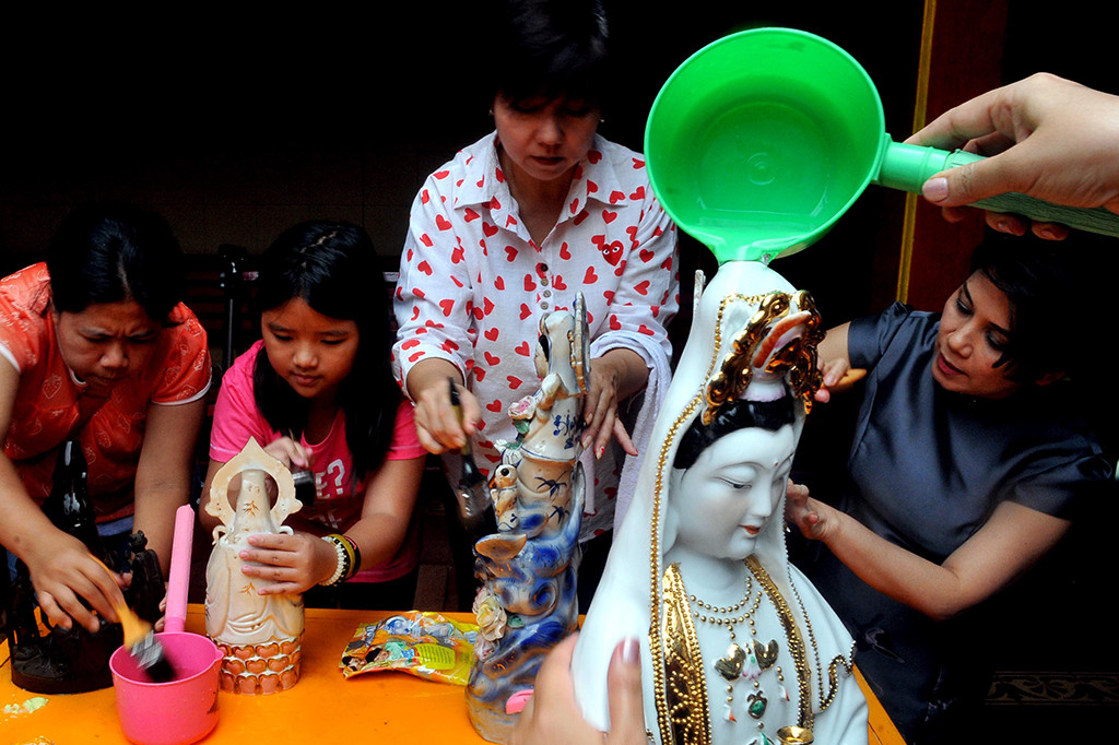 Jelang Imlek, Warga Tionghoa Bersihkan Rupang